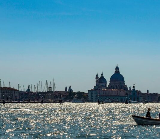 Escapando del centro histórico en Venecia, Italia