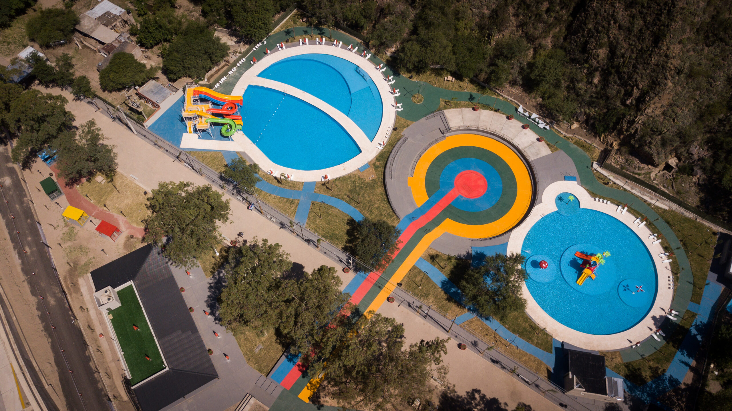 El Presidente inauguró un parque acuático y deportivo en La Rioja -  Termalismo
