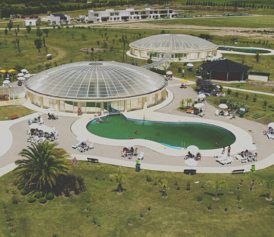Con piletas de recreación y de aguas termales, de las cuales, algunas poseen cúpula vidriada para generar micro clima.