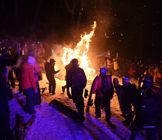 Emoción y tradición en el 30° aniversario de la Bajada con Antorchas del Glaciar Martial