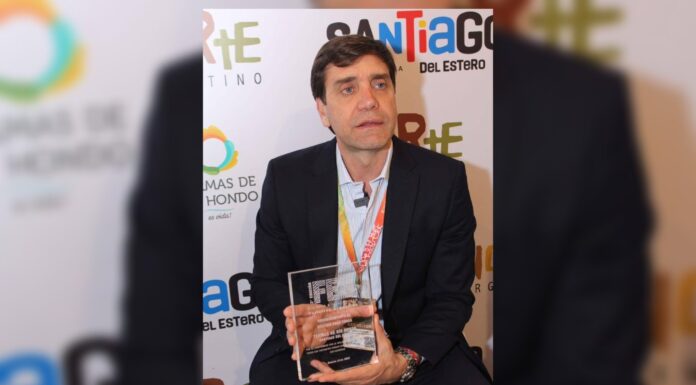 Mukdise cruzó a Scioli en la FIT mientras visitaba el stand de Santiago: “Sos la peor gestión de turismo de la historia”